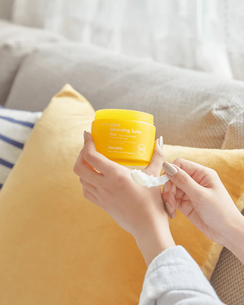 applying Hanskin Pore Cleansing Balm [PHA]